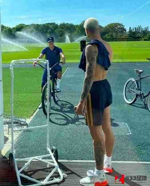穆里尼奥,热刺官推晒出穆里尼奥在训练场骑自行车的照片