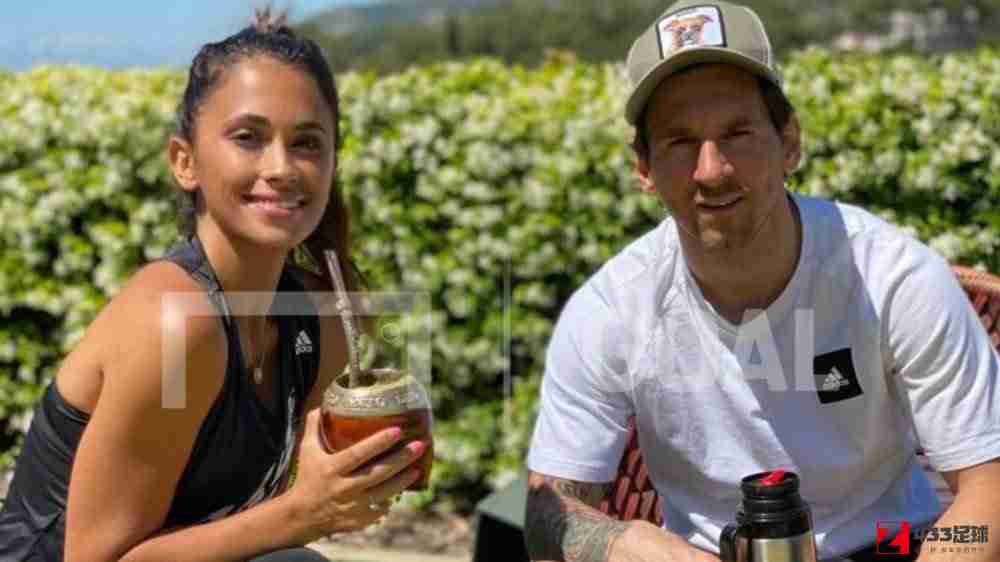梅西,进球网西班牙版刊登了梅西与妻子安东内拉休憩的独家照片