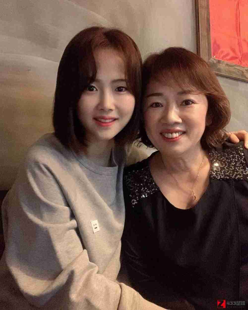 李玟娥,李玟娥在社交媒体上分享了自己与母亲的温馨合影