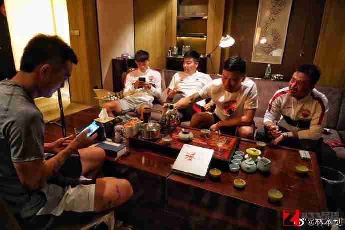 深足,为了满足队员们喝茶的需求,深足俱乐部专门准备了富有寓意的茶具