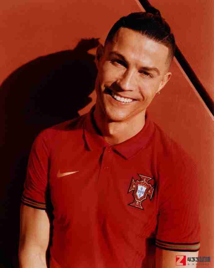 C罗,葡萄牙巨星C罗为国家队新球衣拍摄了个人照和团体照