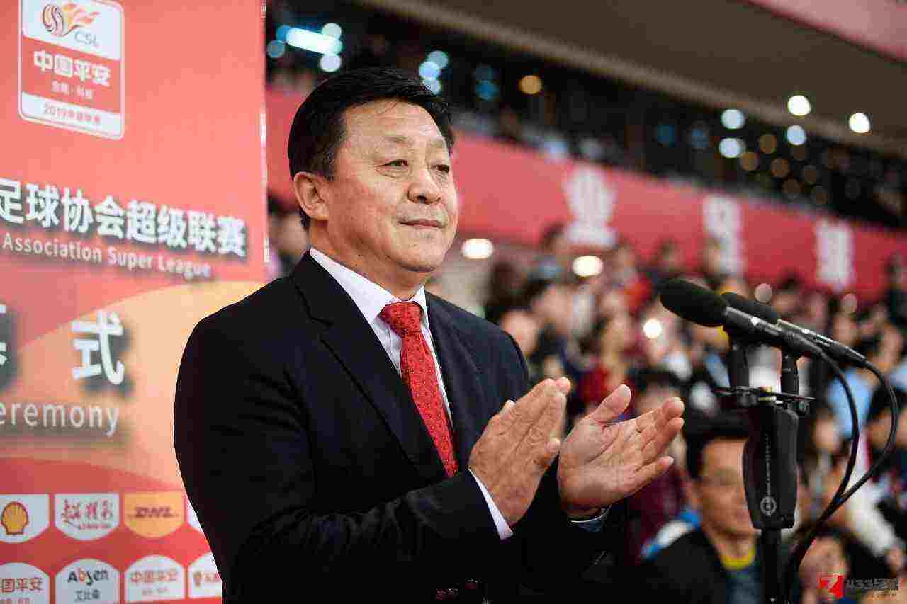 杜兆,今晚中国足协党委书记、副主席杜兆才将现场为冠军颁发奖杯