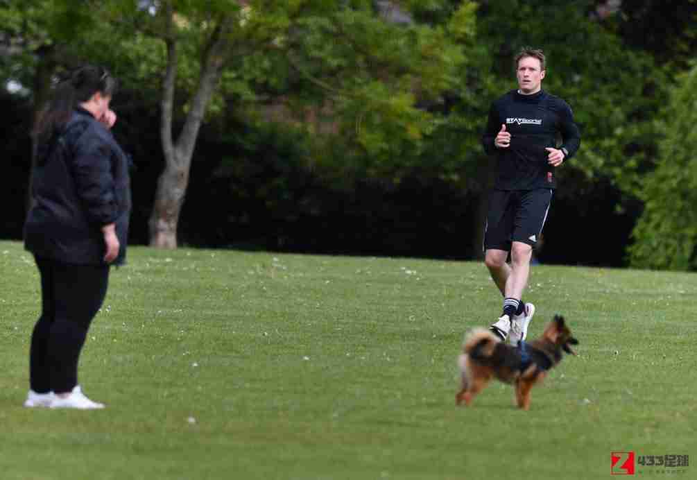 菲尔琼斯被拍到在柴郡的一片草地上与一条小狗一同训练