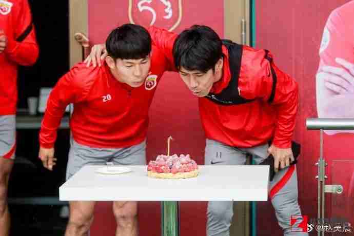海港队两名球员吕文君和杨世元同天迎来生日