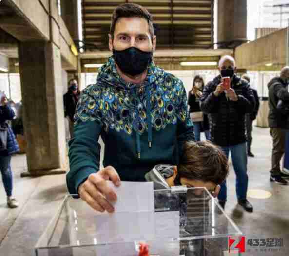 蒂亚戈 梅西,梅西,梅西带着儿子蒂亚戈参与巴萨新主席选举的投票