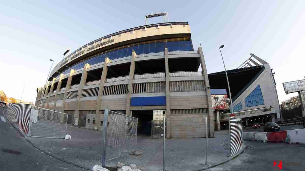 卡尔德隆球场,卡尔德隆球场被拆除，交易所得用来减轻债务负担