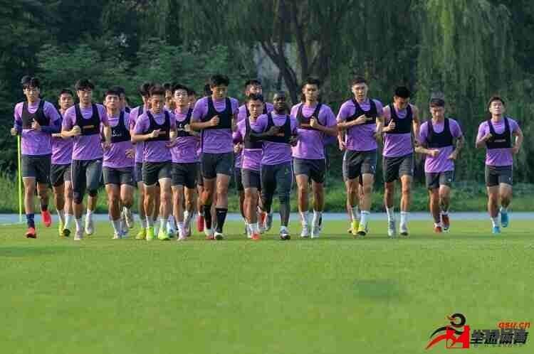 记者：当打之年自由球员如今不再吃香，需试训去中甲中乙