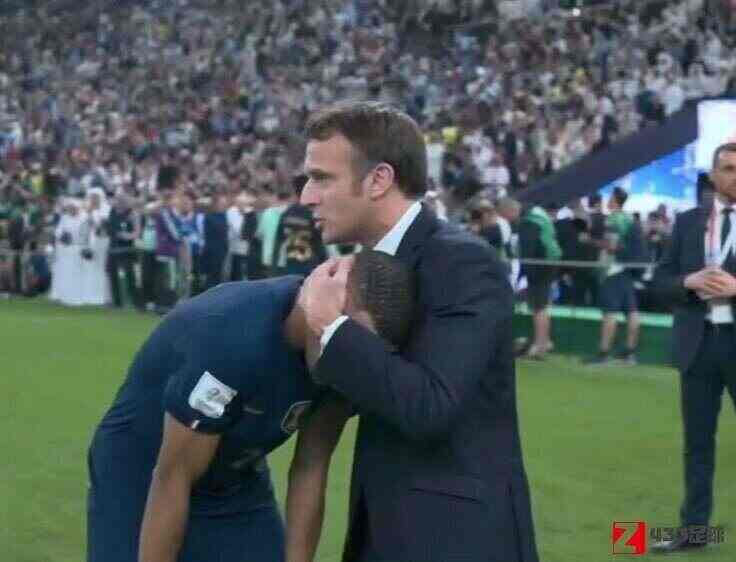 姆巴佩,世界杯,姆巴佩难掩失落，赛后法国总统马克龙过来安慰他